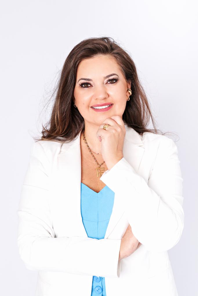 Karyna Cubas atua como consultora de imagem e é criadora do método Mentoria com Estilo