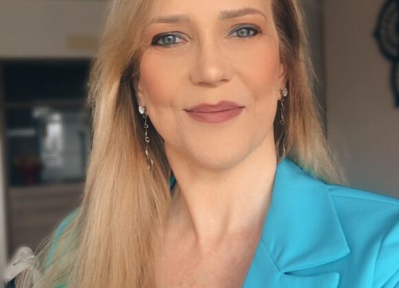 Próximo dos 50 anos de idade, ela mudou de profissão. Hoje, Claudia Schuh trabalha para auxiliar outras pessoas a se encontrarem profissionalmente Próxima dos 50 anos de idade, ela mudou de profissão. Hoje, Claudia Schuh trabalha para auxiliar outras pessoas a se encontrarem profissionalmente