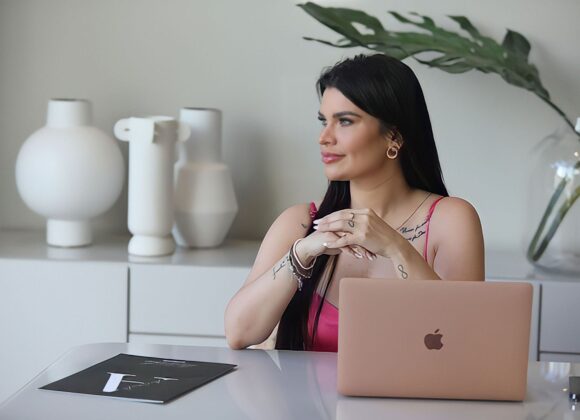 Ana Carolina Pio é destaque como corretora de imóveis de alto padrão em Balneário Camboriú Ana Carolina Pio é destaque como corretora de imóveis de alto padrão em Balneário Camboriú