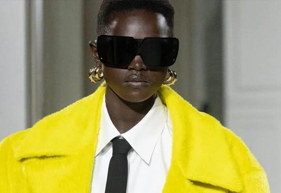 Gravatas estão de volta: a tendência dos desfiles de moda de Paris e Milão