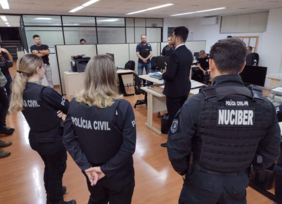Operação internacional prende casal em flagrante por violação de direito autoral, em Curitiba Operação internacional prende casal em flagrante por violação de direito autoral, em Curitiba