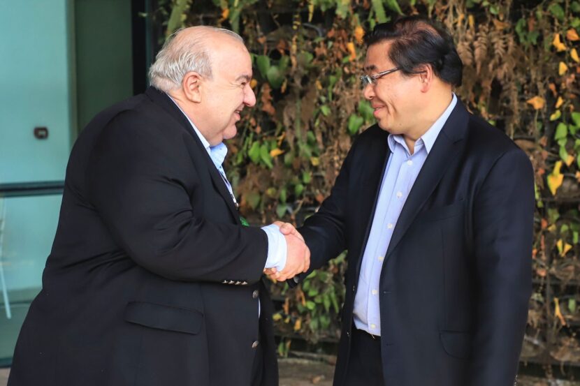 Curitiba dará início a programa teste de implementação de táxis elétricos na cidade Curitiba dará início a programa teste de implementação de táxis elétricos na cidade