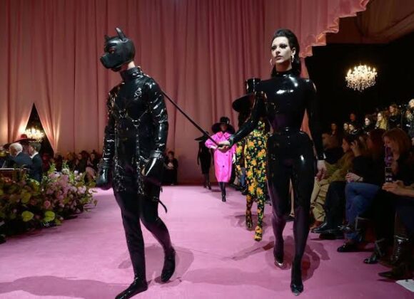 Passarelas transbordam ousadias sexy e exibicionistas com o retorno do fetichismo Passarelas transbordam ousadias sexy e exibicionistas com o retorno do fetichismo