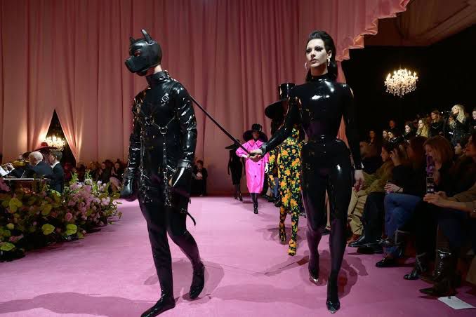 Passarelas transbordam ousadias sexy e exibicionistas com o retorno do fetichismo Passarelas transbordam ousadias sexy e exibicionistas com o retorno do fetichismo