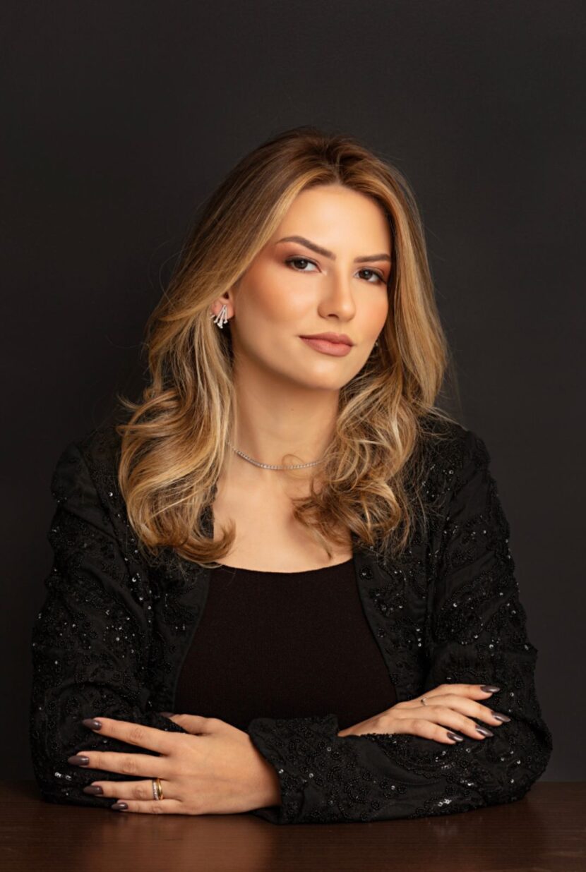 Claudia Teston superou inúmeras dificuldades e hoje se destaca como mãe e profissional Claudia Teston superou inúmeras dificuldades e hoje se destaca como mãe e profissional