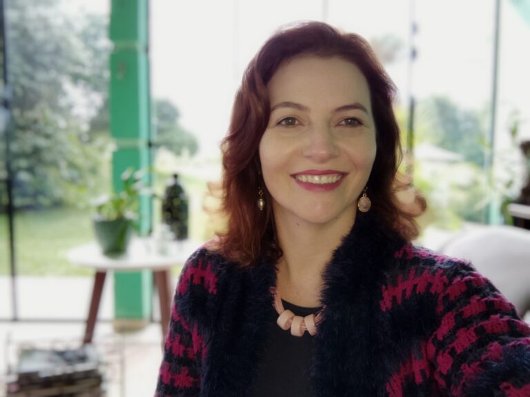 Fabiane Maria Zat: A Empresária Multifacetada que Transforma Vidas Com ampla experiência e expertise em diversas áreas, Fabiane Maria Zat é referência em desenvolvimento pessoal e profissional
