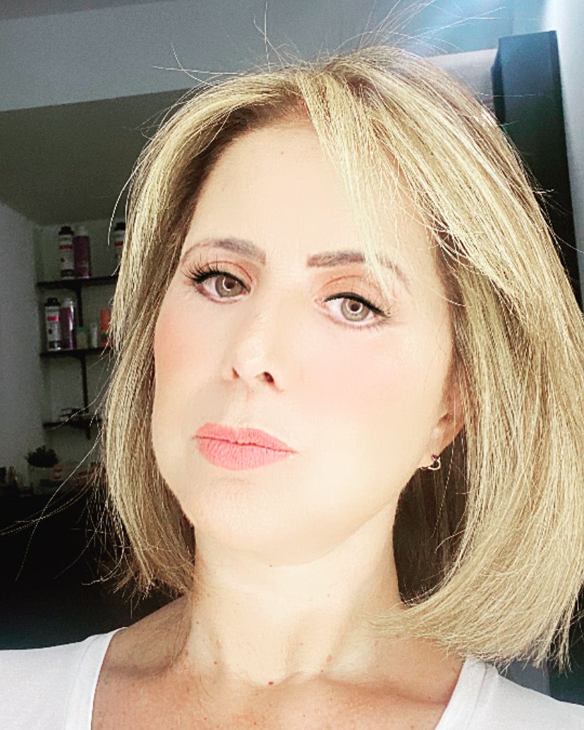 Angélica encontrou na profissão de Hipnoterapeuta a paixão por cuidar do próximo Angélica encontrou na profissão de Hipnoterapeuta a paixão por cuidar do próximo