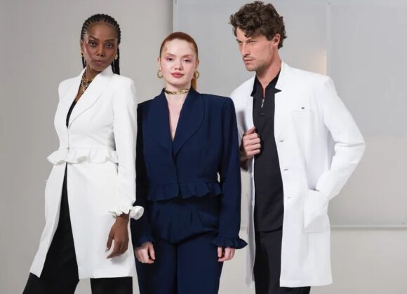 Conheça a Dra. Cherie, a marca que une elegância e sofisticação em jalecos e scrubs Dra. Cherie foi fundada em 2014 pelas irmãs Cici Navarro e Ana Carolina Navarro Divulgação