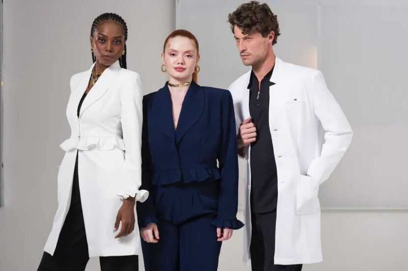 Conheça a Dra. Cherie, a marca que une elegância e sofisticação em jalecos e scrubs Dra. Cherie foi fundada em 2014 pelas irmãs Cici Navarro e Ana Carolina Navarro Divulgação