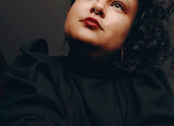 Artista ressignifica imagens de mulheres negras no período da diáspora africana e lança olhar para o futuro