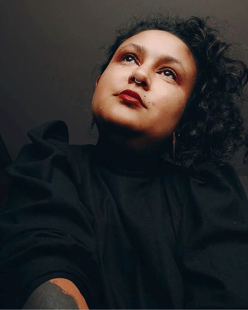 Artista ressignifica imagens de mulheres negras no período da diáspora africana e lança olhar para o futuro