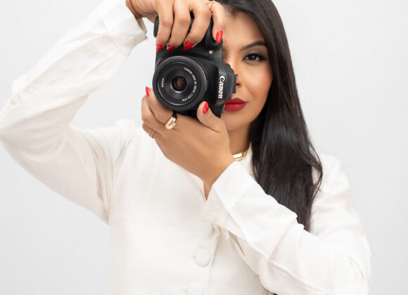 Ela comprou sua primeira câmera aos 14 anos trabalhando como babá e auxiliar de serviços gerais