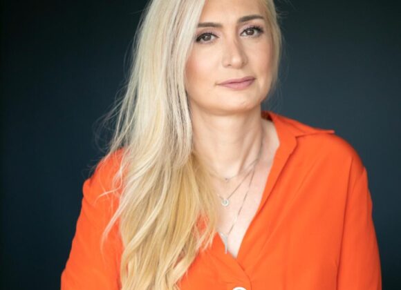 Rachel Polito venceu a paralisia facial e todas suas inseguranças e hoje além de trabalhar como professora de oratória é escritora internacional