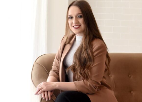 Esdra da Rosa: é empreendedora do ramo de marketing e altamente renomada em sua área Esdra da Rosa: é empreendedora do ramo de marketing