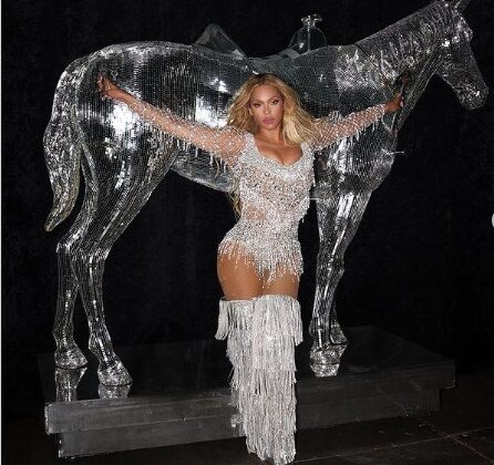 Beyoncé surpreende fãs brasileiros ao vestir criação de estilista mineira em show no Canadá