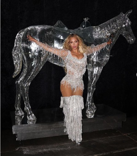 Beyoncé surpreende fãs brasileiros ao vestir criação de estilista mineira em show no Canadá Beyoncé surpreende fãs brasileiros ao vestir criação de estilista mineira em show no Canadá