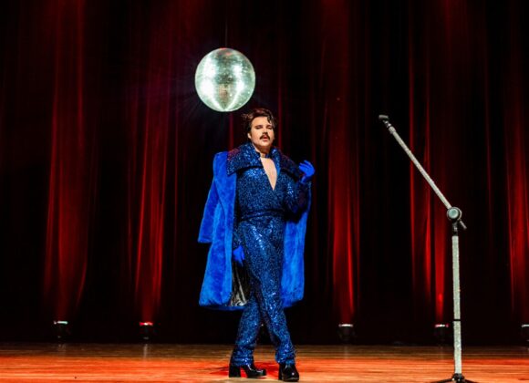 Humorista Esse Menino vem a Curitiba com stand up