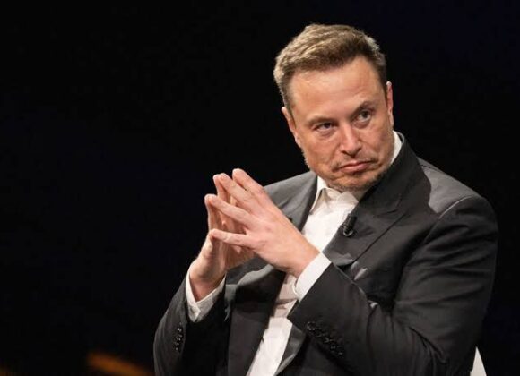 Empresa de Elon Musk iniciará testes de implante cerebral em humanos