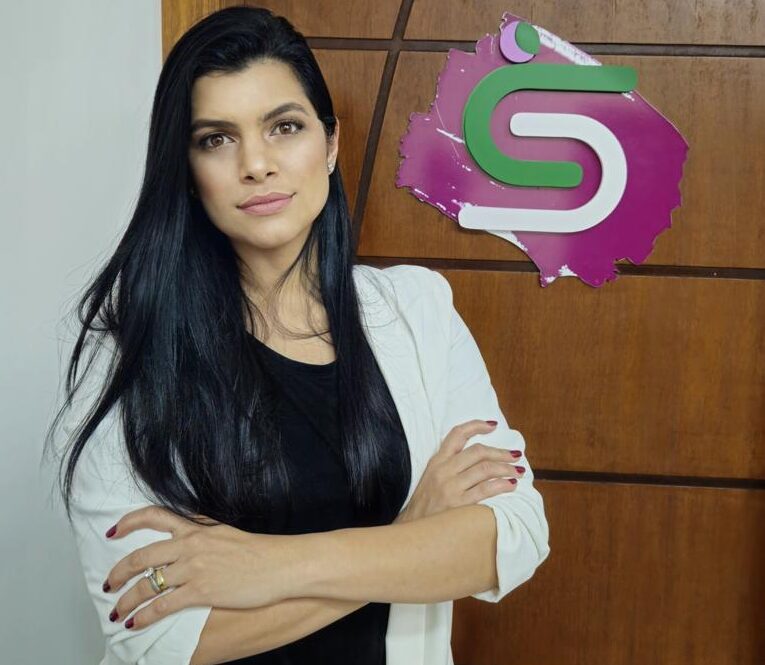 MULHERES QUE INSPIRAM OUTRAS MULHERES: Trabalho, família e propósito: a jornada da personal Camila Santos Trabalho, família e propósito: a jornada da personal Camila Santos