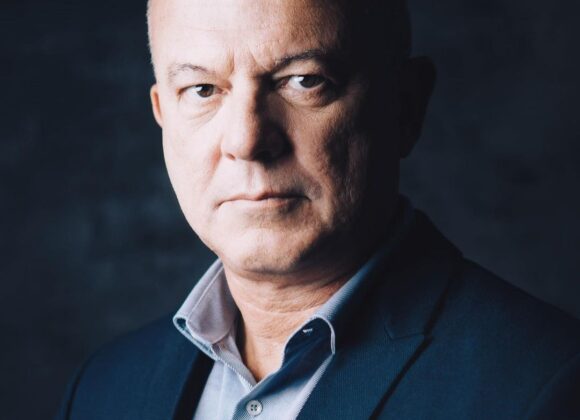 Conheça Roberto Motta: escritor, engenheiro e comentarista