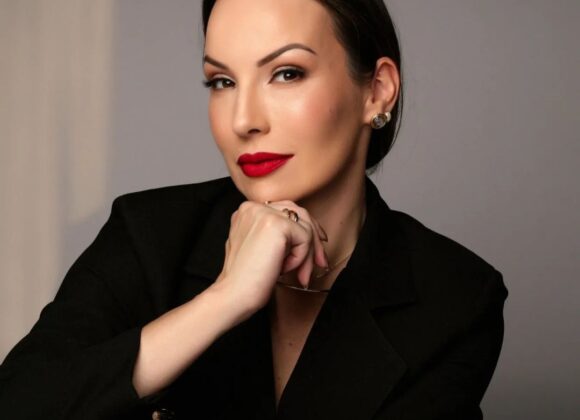 MULHERES DE SUCESSO DO BRAZIL🇧🇷: Cris Comelli é corretora de imóveis selecionados em Curitiba Cris Comelli é corretora de imóveis selecionados em Curitiba