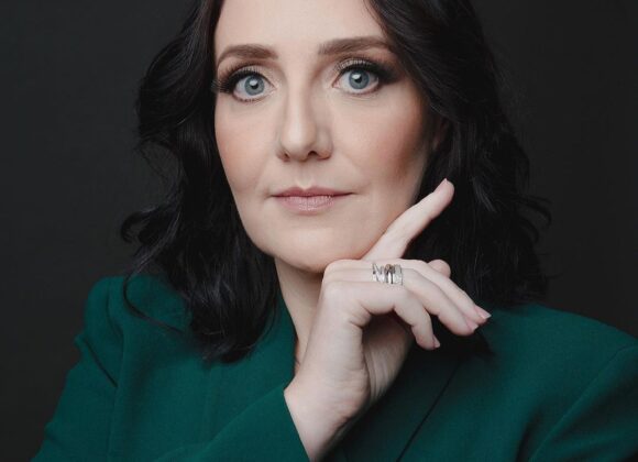 Alessandra Azambuja é uma renomada médica que atua na área de Oncologia Infantil