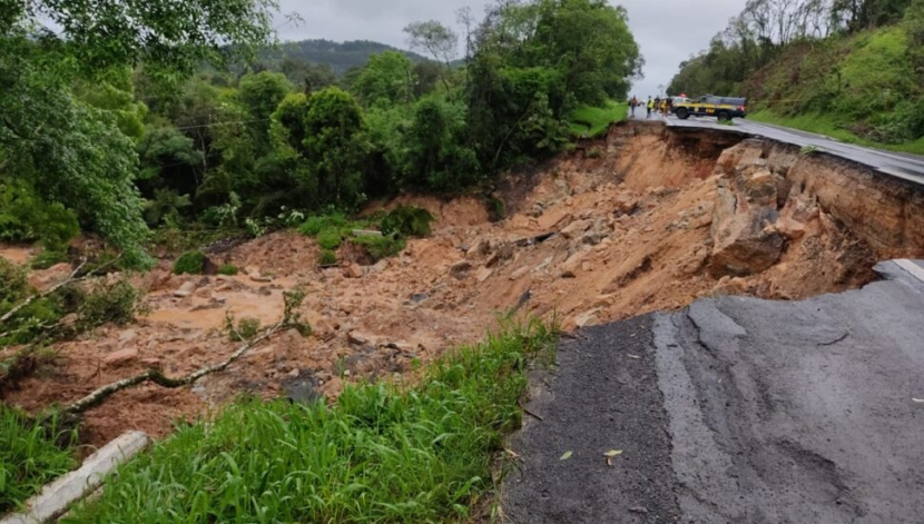 Estradas são bloqueadas durante as chuvas no Paraná