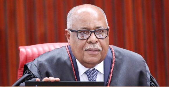 TSE: Bolsonaro tem 2 votos favoráveis e 1 contrário a sua condenação TSE: Bolsonaro tem 2 votos favoráveis e 1 contrário a sua condenação