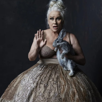 A Peça Ficções estrelada por Vera Holtz retorna a Curitiba A Peça Ficções estrelada por Vera Holtz retorna a Curitiba