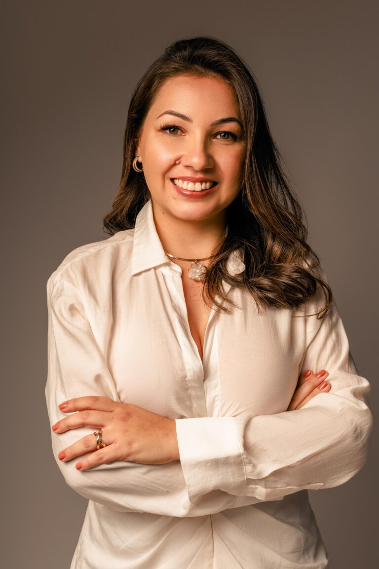 Conheça a trajetória profissional de Karina Oliveira, de Estagiária a Gestora Hospitalar, Life Coach e Empreendedora
