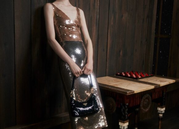 Clássico e sofisticado: conheça a linha de bolsas cravejadas em cristais da Prada