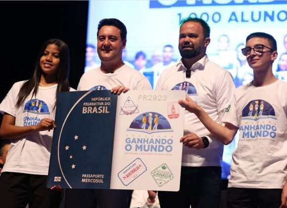 Ratinho Junior recebe alunos selecionados para o "Ganhando o Mundo