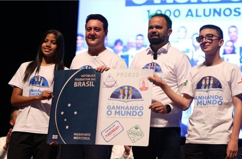 Ratinho Junior recebe alunos selecionados para o "Ganhando o Mundo Ratinho Junior recebe alunos selecionados para o "Ganhando o Mundo