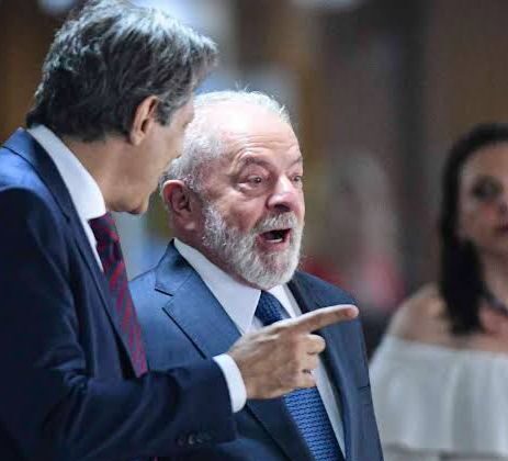Lula veta projeto de desoneração da folha de pagamento de 17 setores Lula veta projeto de desoneração da folha de pagamento de 17 setores