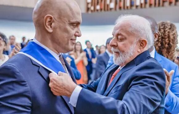 Lula homenageia Moraes no mesmo dia do velório de Clezão Lula homenageia Moraes no mesmo dia do velório de Clezão