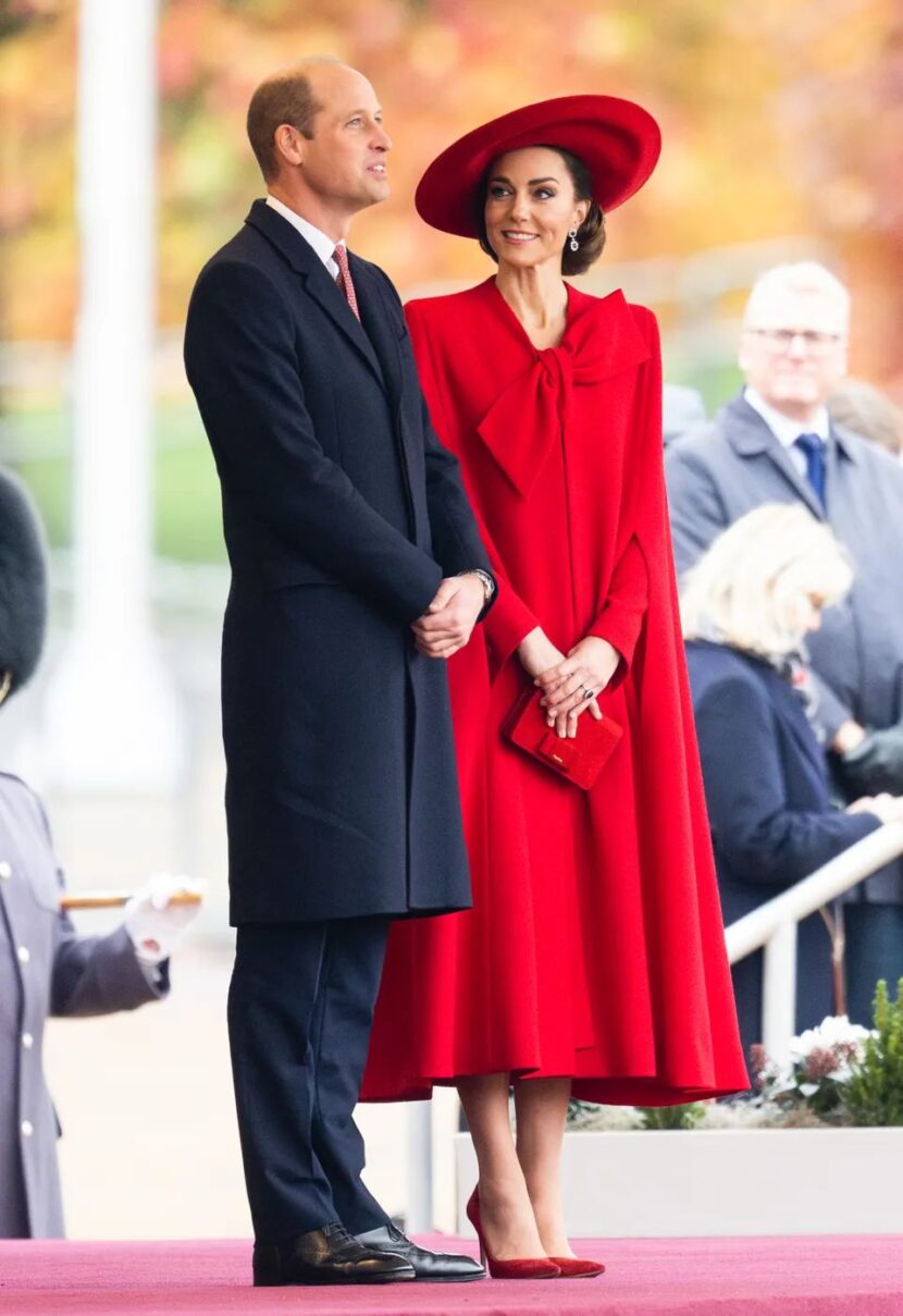 Look com capa é a especialidade de Kate Middleton Look com capa é a especialidade de Kate Middleton
