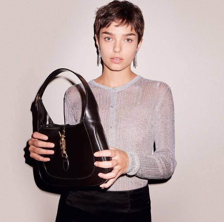 Sabato de Sarno recria bolsa Jackie 1961 e mistura estampas e texturas elegantes Imagem do WhatsApp de 2023-12-20 à(s) 01.15.33_d8040d4c