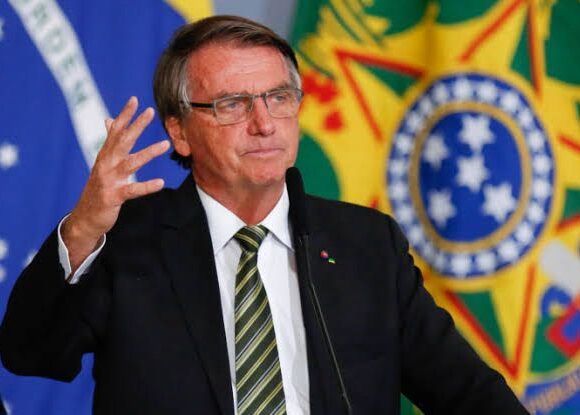 Bolsonaro critica o STF sobre a decisão de responsabilizar empresas jornalísticas