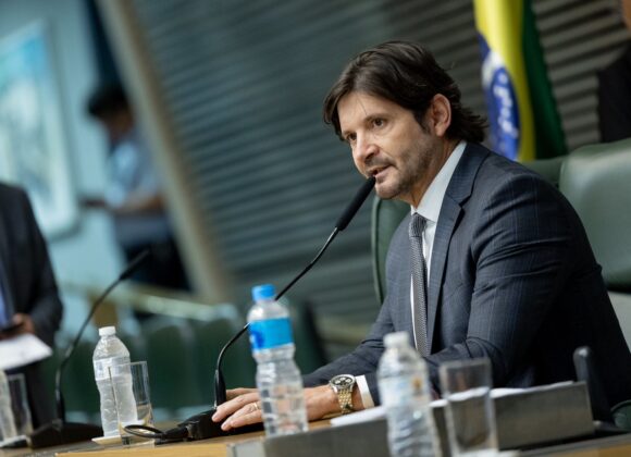 Deputados estaduais aprovam a privatização da Sabesp Sabesp