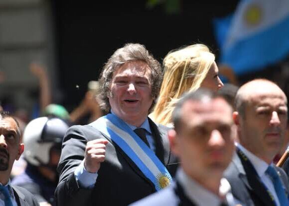 Javier Milei toma posse da presidência da Argentina