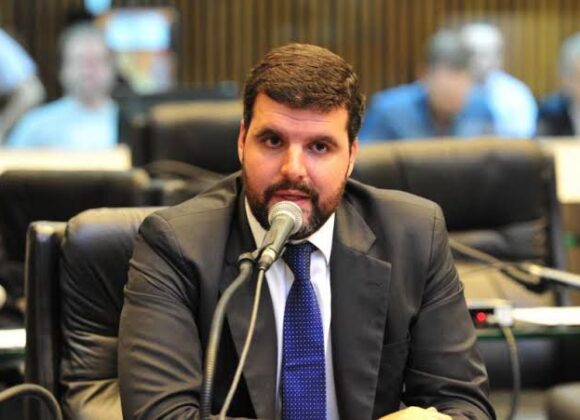 Pedro Lupin recebe o prêmio de excelência parlamentar