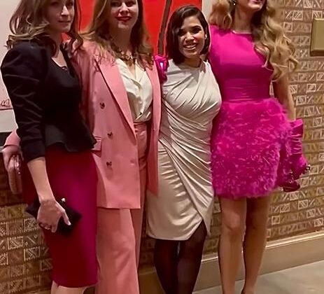 Nostalgia entre amigas para celebrar a indicação de America Ferrera ao Critics' Choice Awards Nostalgia entre amigas.