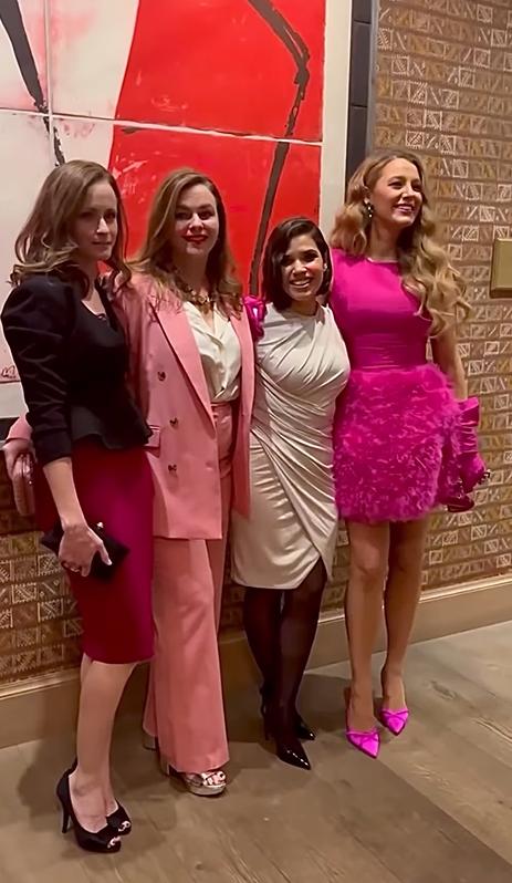 Nostalgia entre amigas para celebrar a indicação de America Ferrera ao Critics' Choice Awards Nostalgia entre amigas.