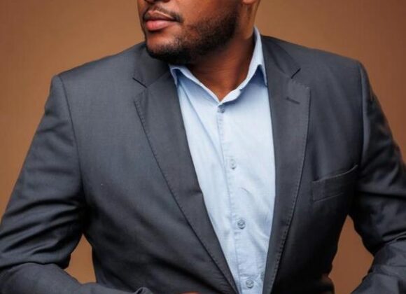 HOMENS DE NEGOCIO: Luiz Roque: Tríplice Formação Acadêmica em Logística e Administração HOMENS DE NEGOCIO: Luiz Roque: Tríplice Formação Acadêmica em Logística e Administração: