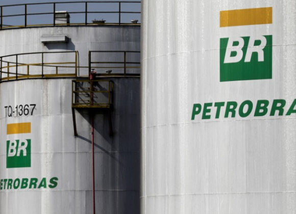 Tanques de combustível com logo da Petrobras na refinaria de Paulínia