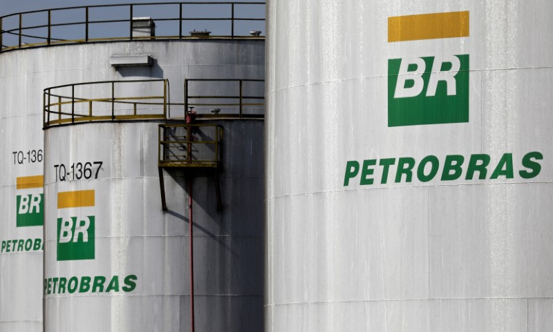 Petrobras: mudanças no estatuto facilitam a indicação para cargos políticos Tanques de combustível com logo da Petrobras na refinaria de Paulínia