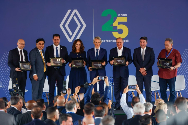 Renault investe R$ 2 bilhões para produzir novo modelo no Paraná _rs_0425