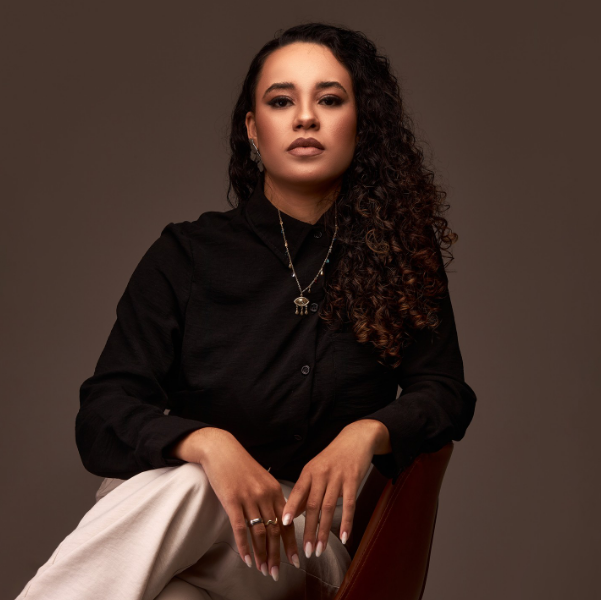 MULHERES QUE INSPIRAM: Sara Azarias oferece serviços que ajudam a valorizar a autoestima feminina Instagram-•-Bate-papos