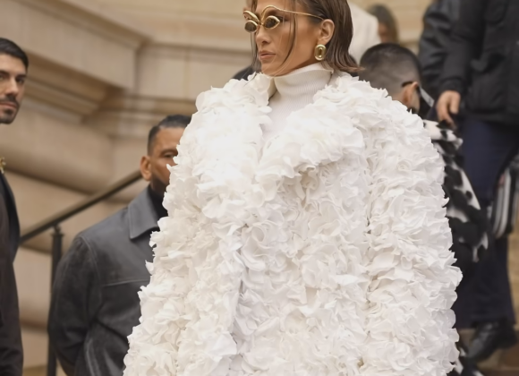 Zendaya exibe franja no estilo Mr. Spock em desfile de moda