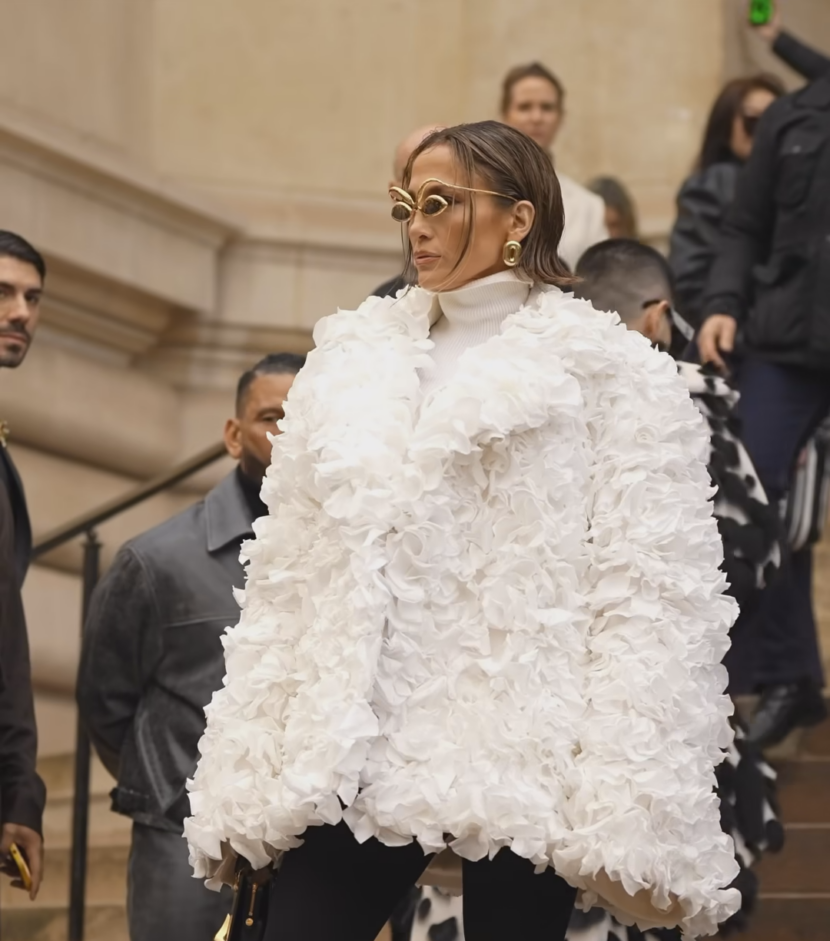 Zendaya exibe franja no estilo Mr. Spock em desfile de moda Zendaya exibe franja no estilo Mr. Spock em desfile de moda